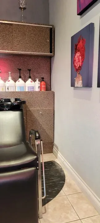 https://cdn.salonspotlight.com/photos/cgrArT8JLck9KBEb6zBl/7f7e2836-e309-492a-b76e-c9c538c5b1a0_720x720