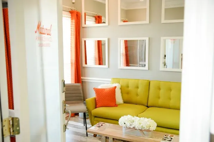 https://cdn.salonspotlight.com/photos/cnFUrakbnlzAHDtAt4qz/7c36a122-f587-46a6-9afd-8a993d6fd28a_720x720