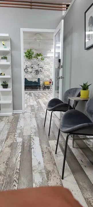 https://cdn.salonspotlight.com/photos/cnFUrakbnlzAHDtAt4qz/f4ca4f28-f9d0-4ab9-9db3-07985a464331_720x720