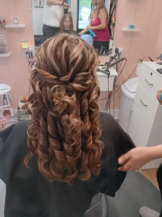 https://cdn.salonspotlight.com/photos/cnMOoYk0ODtAxBwlgFYl/5fa540e5-5a46-4a3f-8559-f1f8a59ebea0_720x720