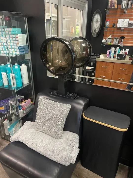 https://cdn.salonspotlight.com/photos/csM5PD4CPl6ZKDp0gMbE/bd8e25a9-f712-4ecd-8ca8-91921ef689ce_720x720