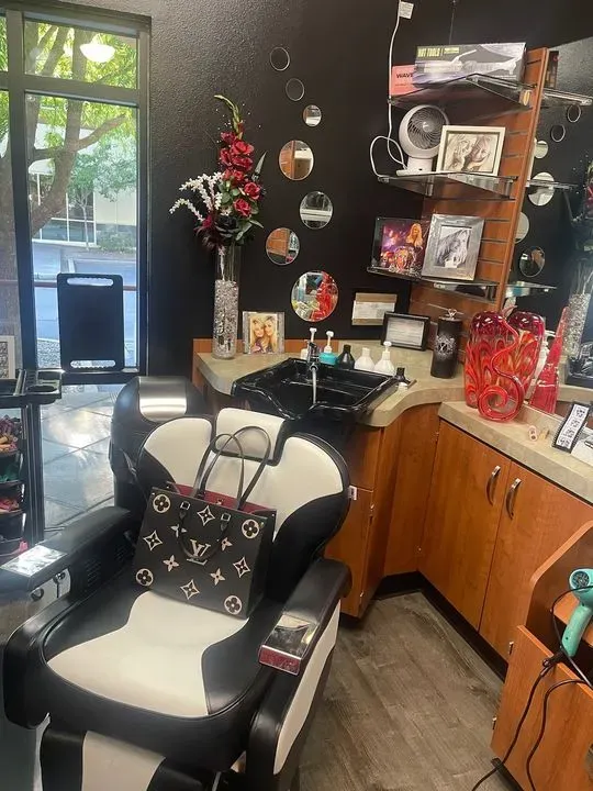 https://cdn.salonspotlight.com/photos/csM5PD4CPl6ZKDp0gMbE/e0006a5d-6690-4c04-92f8-8e034ebff8ed_720x720