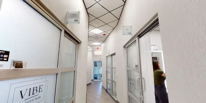 https://cdn.salonspotlight.com/photos/csP3enieyoRSuRruLXg8/61bd8b7a-0fef-4464-93d9-4849792558d9_720x720