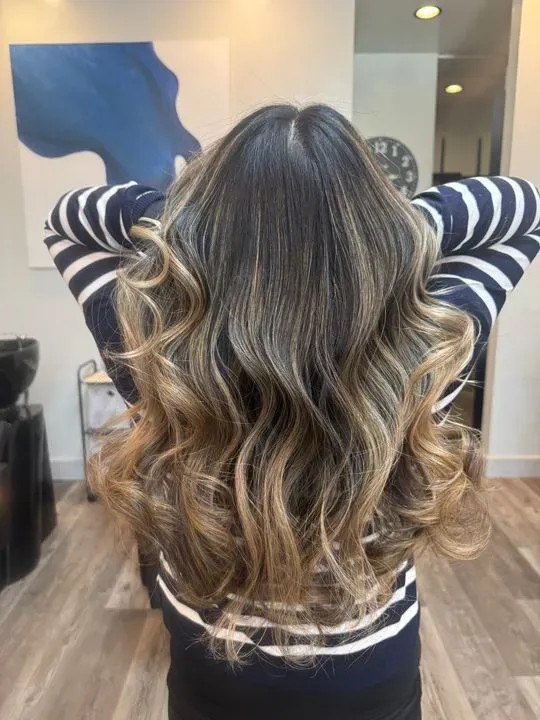 https://cdn.salonspotlight.com/photos/ctIw2OQCnEgmnx2kAe8Y/d0f4f7a2-4d33-49f7-95cf-ae2851c5aeb9_720x720
