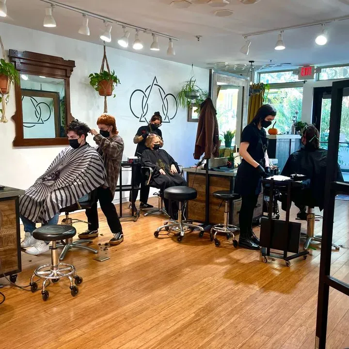 https://cdn.salonspotlight.com/photos/ctXaadDoJBbsJMdhPXzN/476cf135-c319-42a6-ae1b-522f176e24e9_720x720