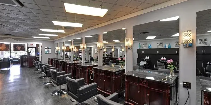 https://cdn.salonspotlight.com/photos/cu1NhoGRfzfREMYiJdQ5/42cf4ecc-cef8-4fdd-9559-9fcebf07f0cd_720x720