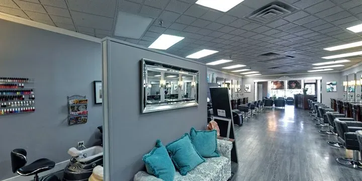 https://cdn.salonspotlight.com/photos/cu1NhoGRfzfREMYiJdQ5/6e86d190-cee4-4c10-9960-386e9d3391bf_720x720