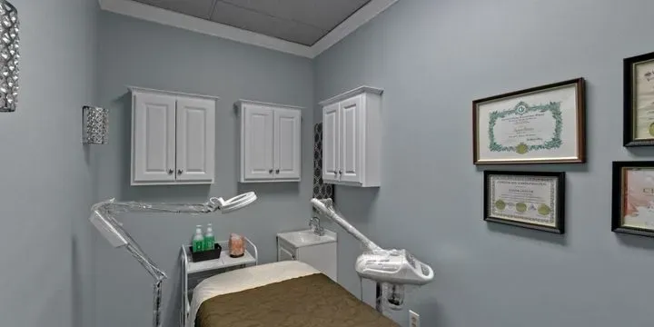 https://cdn.salonspotlight.com/photos/cu1NhoGRfzfREMYiJdQ5/804945a0-f061-464b-ae7d-6cb504715911_720x720