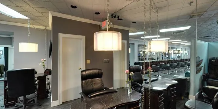 https://cdn.salonspotlight.com/photos/cu1NhoGRfzfREMYiJdQ5/8580c0cb-0f7f-414d-8950-1be7d5585525_720x720