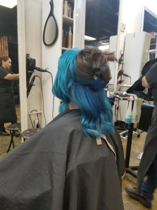 https://cdn.salonspotlight.com/photos/cwQQiUo56KTCODcuogYe/aa61101d-6a1e-4379-8096-f637b14c24ae_720x720