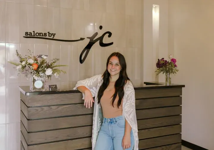 https://cdn.salonspotlight.com/photos/cx4gX3x3HYCew67AxB09/d4bcb669-23bb-4cd9-88eb-f03cd9c7f5ef_720x720