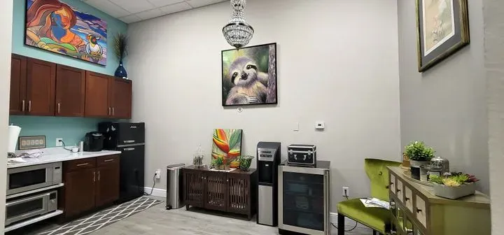 https://cdn.salonspotlight.com/photos/cxQ5GAWQYpiKCMkDJIad/0a948c0d-93f1-430b-bcba-b3a571d37837_720x720