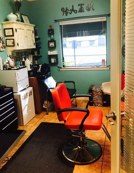 https://cdn.salonspotlight.com/photos/czcIFCdKlninQvlbYZ8W/e300663f-7694-4418-9d04-fda524982ecb_720x720