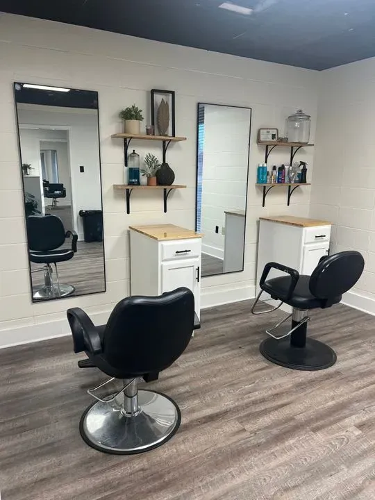 https://cdn.salonspotlight.com/photos/d2GUOzqjJa4WfSzTk8Ze/624bace7-2bcb-4104-ab96-f798f0b6f559_720x720