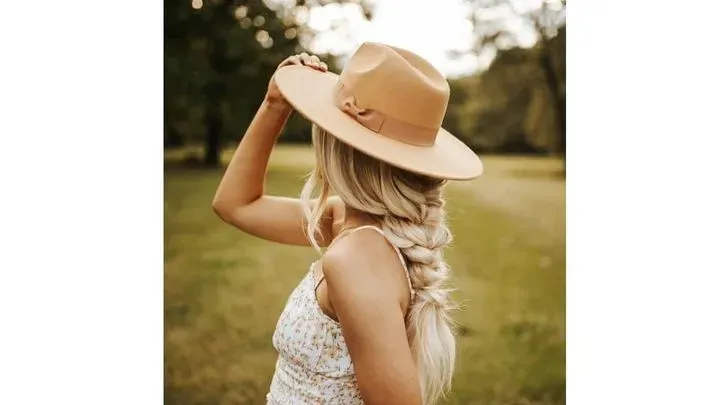 https://cdn.salonspotlight.com/photos/d2GUOzqjJa4WfSzTk8Ze/8cd9fec3-51a3-4774-9018-37423c86442b_720x720