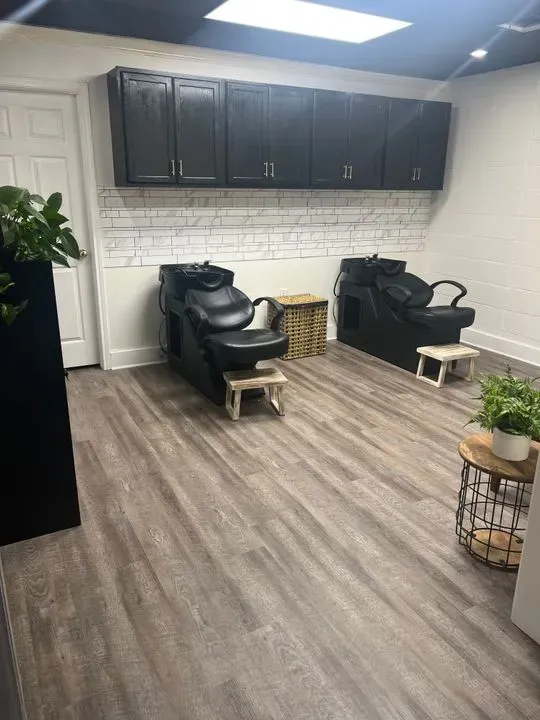 https://cdn.salonspotlight.com/photos/d2GUOzqjJa4WfSzTk8Ze/c1cae9fa-8525-41d3-9608-61a8e655ba2c_720x720