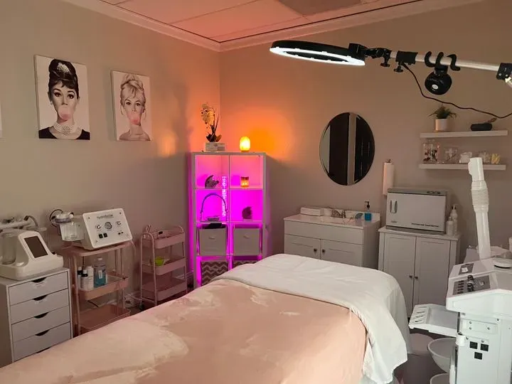 https://cdn.salonspotlight.com/photos/d4wno5kCaYAjNyd2IrbL/c38b224c-8bb9-45c3-beb5-3d0e6f916041_720x720
