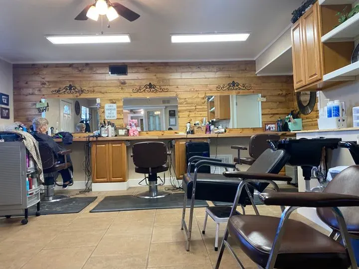 https://cdn.salonspotlight.com/photos/d6KEm4pDVURmeincz2FI/bc551c9a-40d2-4c1e-b539-32008cd0a319_720x720