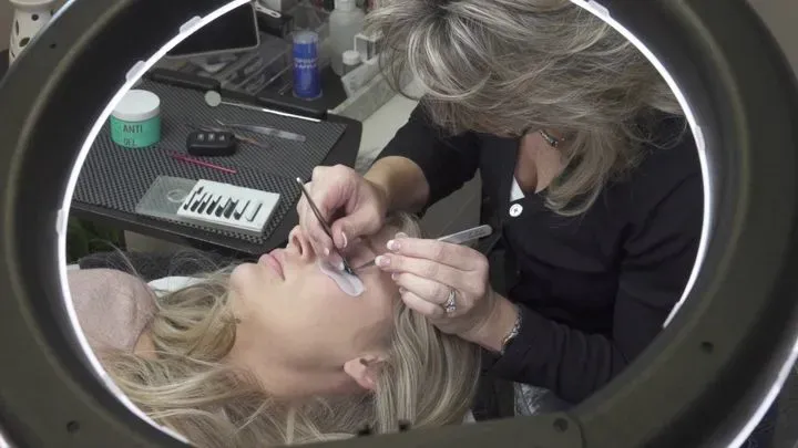 https://cdn.salonspotlight.com/photos/d7MFBwWluXQRklQ5syEC/359607de-7e46-4491-bc65-1e80fbf419f8_720x720
