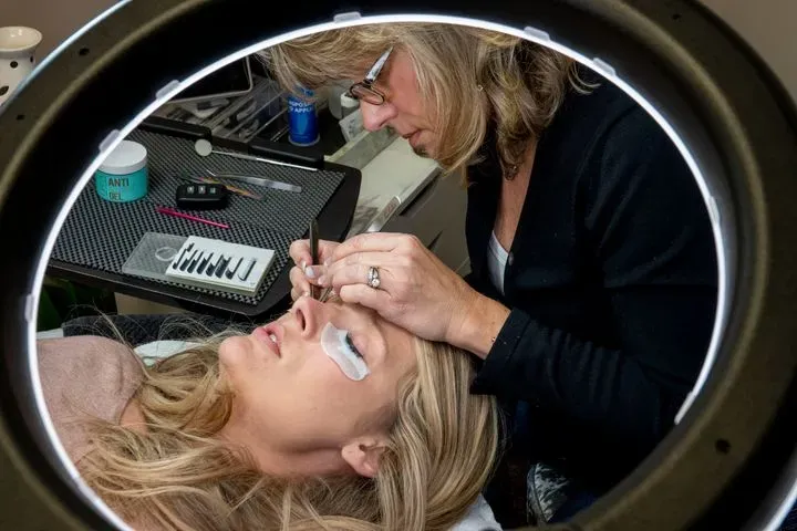 https://cdn.salonspotlight.com/photos/d7MFBwWluXQRklQ5syEC/e6a484f4-d5c1-4786-94d1-66c08be854cb_720x720