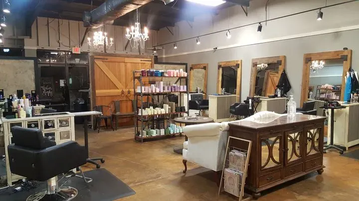 https://cdn.salonspotlight.com/photos/dAAuEb8AuxBMey28O75G/8c762976-44d6-43a3-a0df-5e72af79b328_720x720