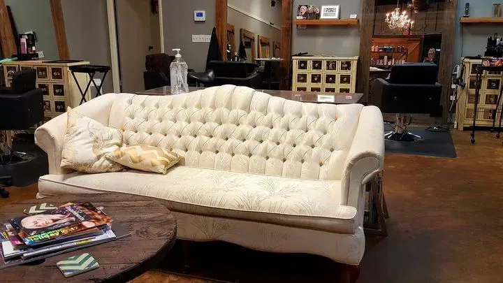 https://cdn.salonspotlight.com/photos/dAAuEb8AuxBMey28O75G/917dd101-d0cd-405e-a218-7943cccc50a7_720x720