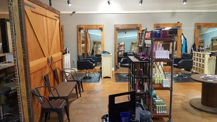 https://cdn.salonspotlight.com/photos/dAAuEb8AuxBMey28O75G/98b9d096-e1d0-4d42-a207-47cf00da3b60_720x720