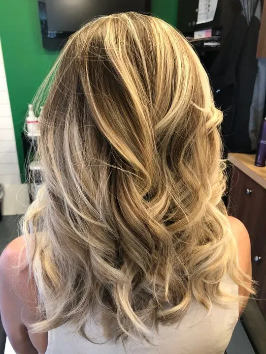 https://cdn.salonspotlight.com/photos/dAe1OebRkkqpNMr4Cp8f/af676f51-7630-4115-ba34-ff8abbf9de78_720x720