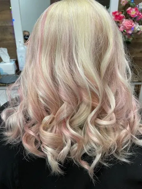 https://cdn.salonspotlight.com/photos/dAe1OebRkkqpNMr4Cp8f/d45b4bea-a6e7-443d-bc68-94cdbc19568f_720x720