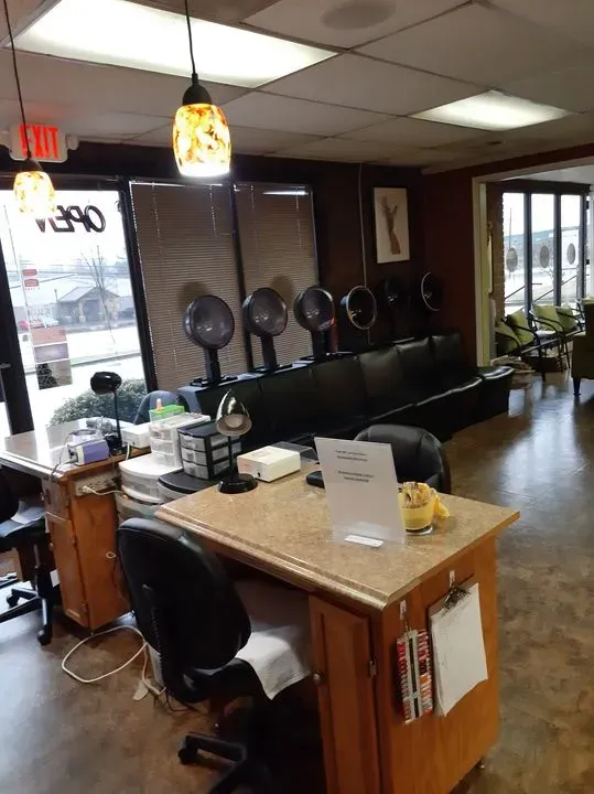 https://cdn.salonspotlight.com/photos/dC4E5R6JnAZtBMH2qUT6/bcb6c24e-ac50-4c56-a903-0b531e3b3b3d_720x720