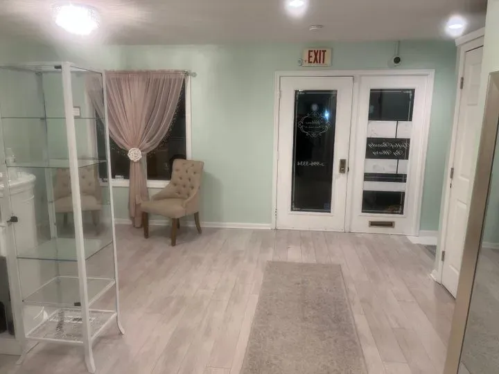 https://cdn.salonspotlight.com/photos/dHt4mC4Ghs6ykztirumu/e82c9d00-92d4-4c59-97fa-510c95525718_720x720