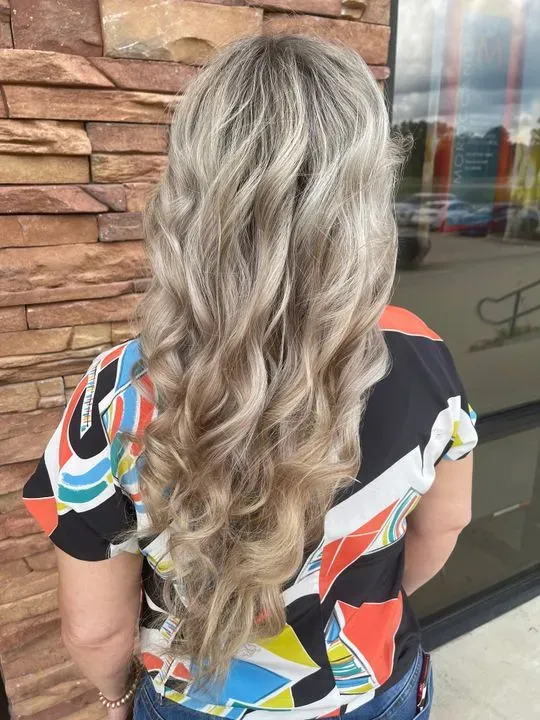 https://cdn.salonspotlight.com/photos/dJPf639eoQcy6lbwTSJ8/0767ba54-27bd-4bd6-93bd-3e0025310dac_720x720
