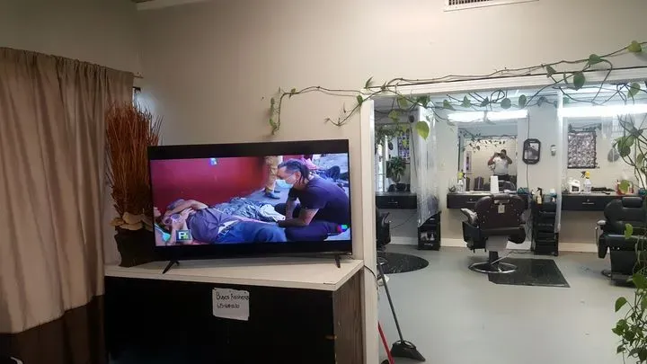 https://cdn.salonspotlight.com/photos/dJQSCJk1MaYaAgFO9I42/fac02165-1b83-49b7-87b8-85e806fd2916_720x720
