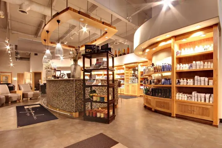 https://cdn.salonspotlight.com/photos/dNSmzcMl7M0FPCbhkSqo/9643d56b-22e9-4e7e-aa01-f0c45319ca05_720x720