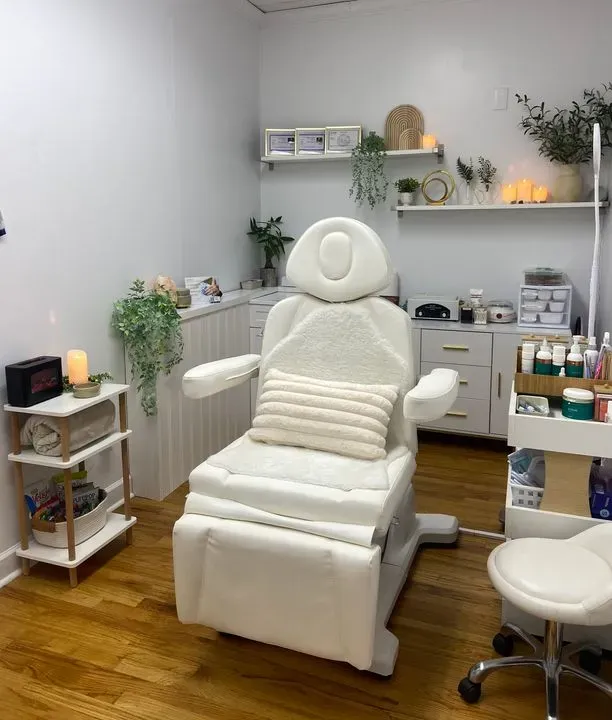 https://cdn.salonspotlight.com/photos/dNb8KgACWIiPDQkmCJwS/5263c544-6bd8-44bd-94f2-f49b04a137a3_720x720