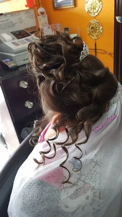 https://cdn.salonspotlight.com/photos/dP4yhwyU8cFJi1GQQQj6/0ccb8d56-3c4a-4a8a-93ab-ee203843342b_720x720