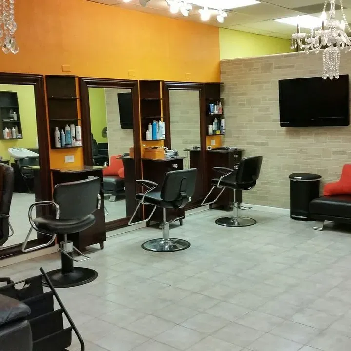 https://cdn.salonspotlight.com/photos/dP4yhwyU8cFJi1GQQQj6/40459b03-0c7b-4864-9778-de3177fd1284_720x720