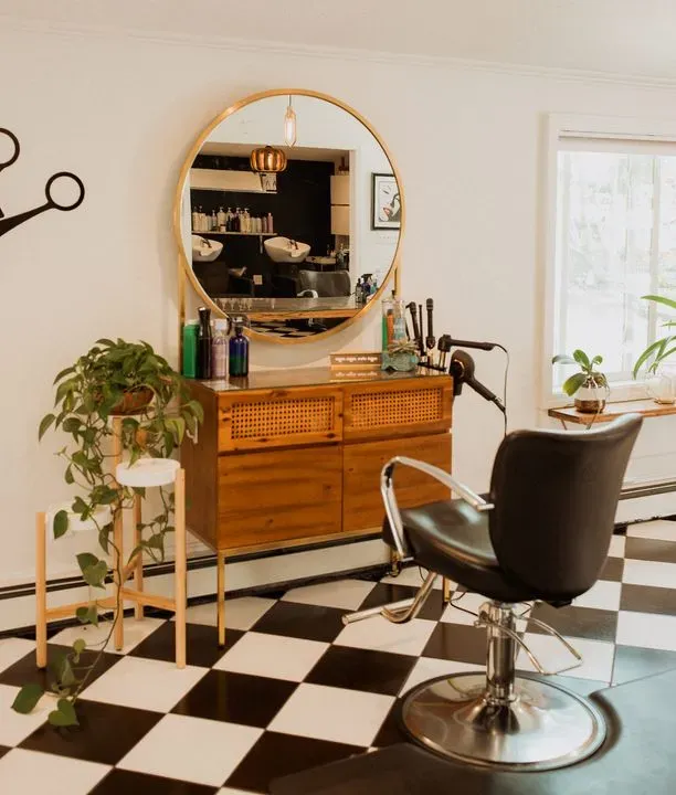 https://cdn.salonspotlight.com/photos/dQj9iUXrLyHmNjS2Y7MG/44917773-72b9-4e3f-8183-5adad01474cf_720x720