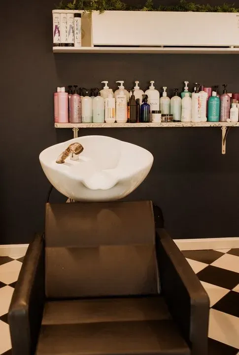 https://cdn.salonspotlight.com/photos/dQj9iUXrLyHmNjS2Y7MG/b52413b1-8b5b-4235-9f15-2e6be317f101_720x720