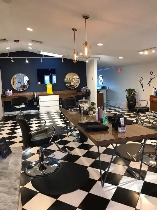 https://cdn.salonspotlight.com/photos/dQj9iUXrLyHmNjS2Y7MG/fd6b00cd-3cac-4a4c-bbd9-648518563fb9_720x720