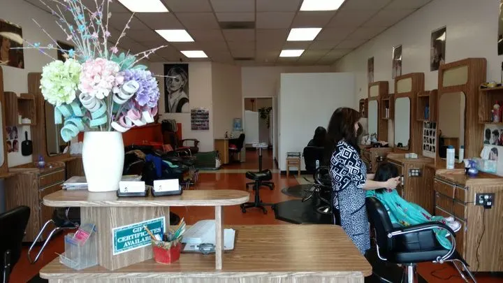 https://cdn.salonspotlight.com/photos/dQoEq9sctvNcYMnOYhik/7c465d92-e896-4b4d-8eb1-2a0d04959b3a_720x720