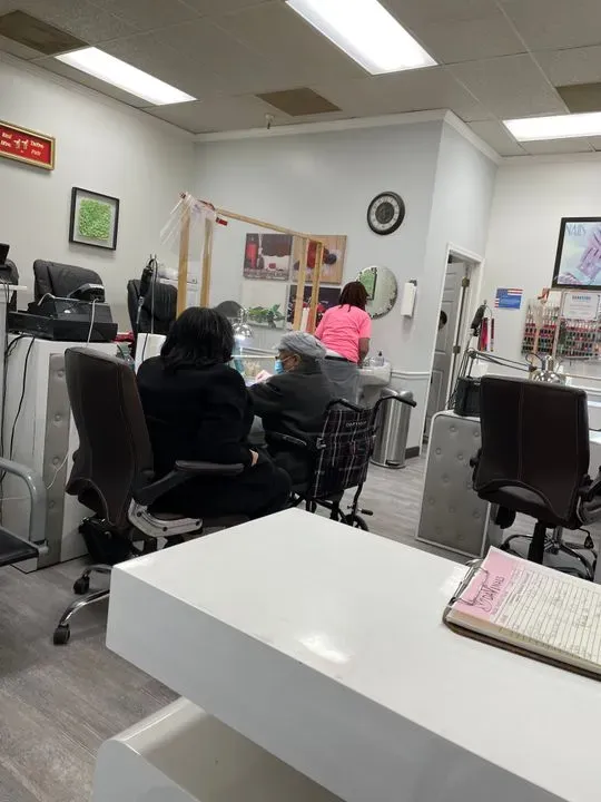 https://cdn.salonspotlight.com/photos/dRVVMSUwXEnZX9knQoHV/face3e79-04f2-40da-bf08-597833c10326_720x720