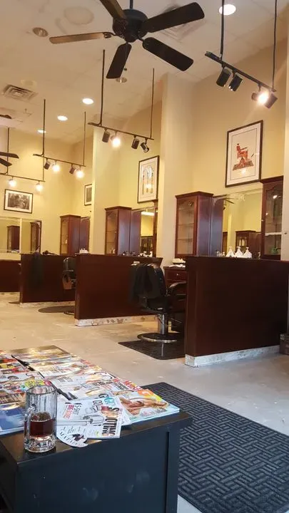 https://cdn.salonspotlight.com/photos/dSIARaOy3DmEgJW2lN0U/108c2940-0f94-401b-b0a3-fe8be854f3ed_720x720