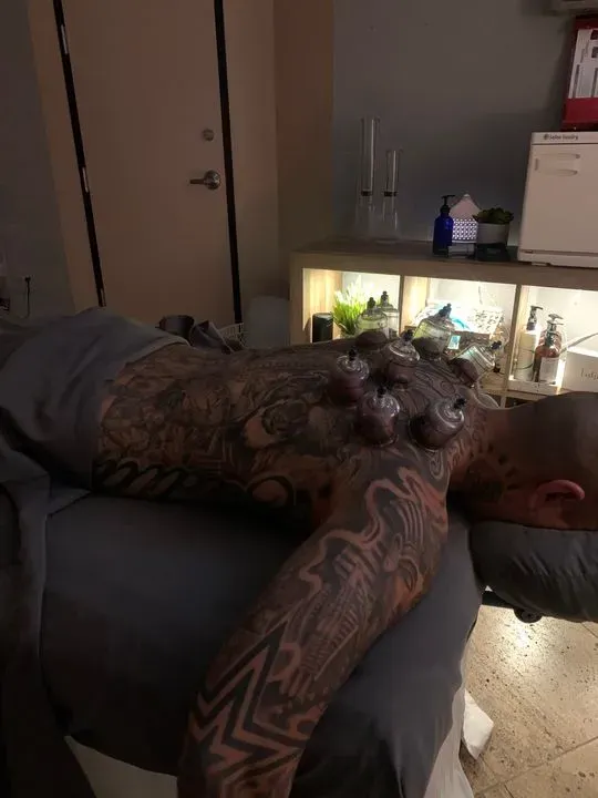 https://cdn.salonspotlight.com/photos/dSeynRR35BkzAPpwPGDs/3c94f31c-7166-4de4-bfac-4f6cf1c9ce00_720x720
