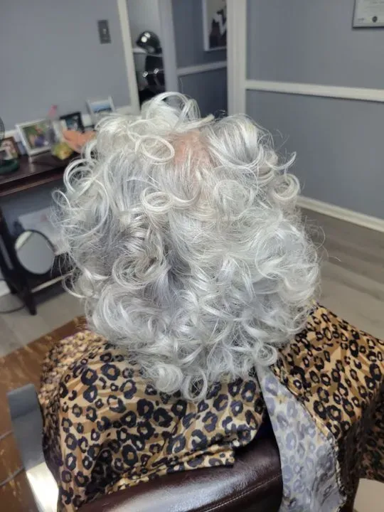https://cdn.salonspotlight.com/photos/dVLZJcW6Wcbu4tUWMUN7/4ef4bb14-2644-4610-a1d4-307e2140fff1_720x720