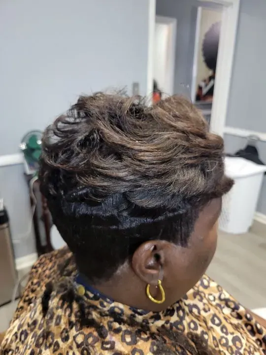 https://cdn.salonspotlight.com/photos/dVLZJcW6Wcbu4tUWMUN7/fee34acc-aeb2-453f-a4a2-fdd20f4b21b1_720x720