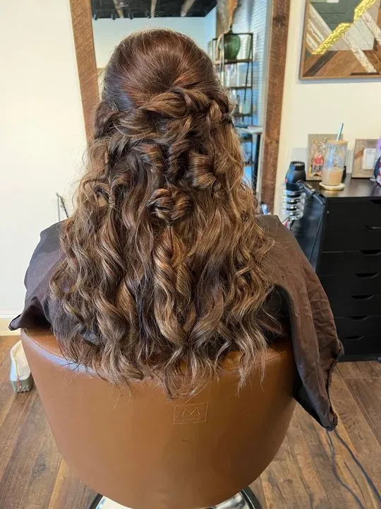 https://cdn.salonspotlight.com/photos/dY2ryKTYdmPjmvRV9Bpa/f0d59c10-08e7-4574-8da5-3fa3c3ffabbf_720x720