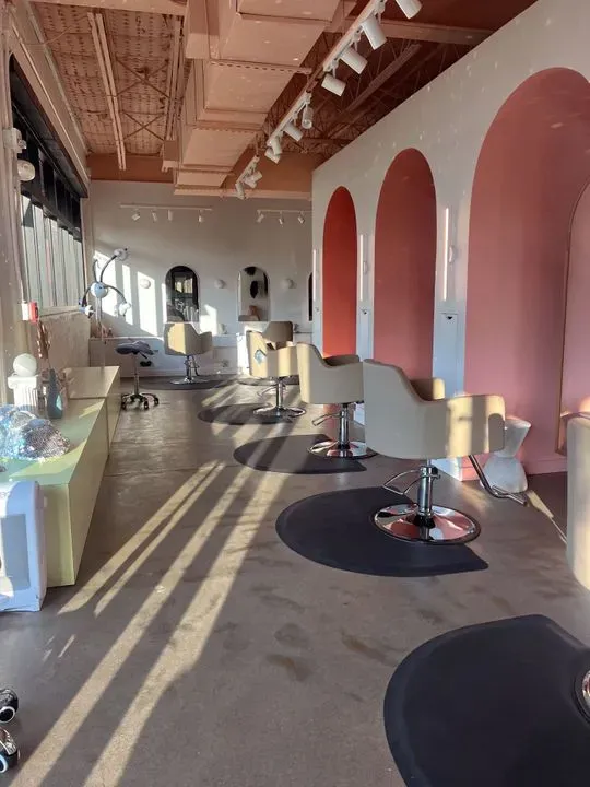 https://cdn.salonspotlight.com/photos/daHbOnNd5dMqm5rhyqJ9/6aa53459-797c-425b-9692-5534613b5afb_720x720