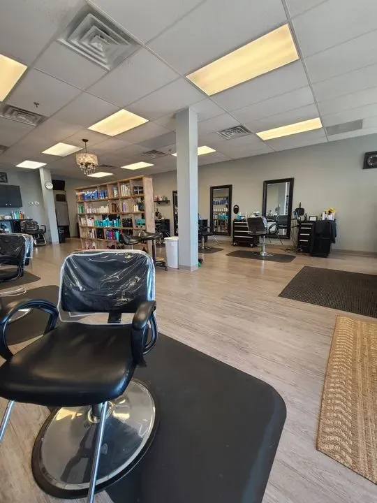 https://cdn.salonspotlight.com/photos/dbV4rSNGk1T6AGQQLBKN/85be34c0-479a-4b77-829d-57815739515d_720x720