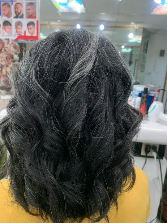 https://cdn.salonspotlight.com/photos/de1NIKzJwF7PxaYdLRYT/1805a8d9-3b10-4ecc-9fef-90d556c40958_720x720